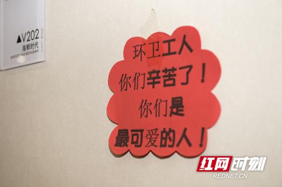 吃海鲜 喝红酒 唱卡拉OK 120名环卫工人的别样劳动节