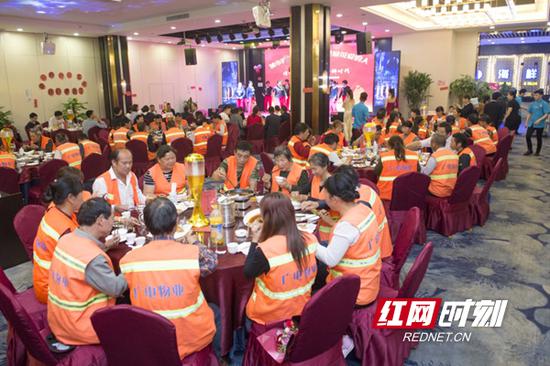 5月1日，劳动节到来之际，湖南盘中仙餐饮服务有限公司（海鲜时代）邀请梅溪湖片区的120名环卫工人享用了一次海鲜公益晚宴。（摄影：谢长贵）