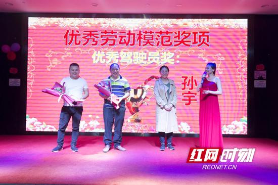 吃海鲜 喝红酒 唱卡拉OK 120名环卫工人的别样劳动节