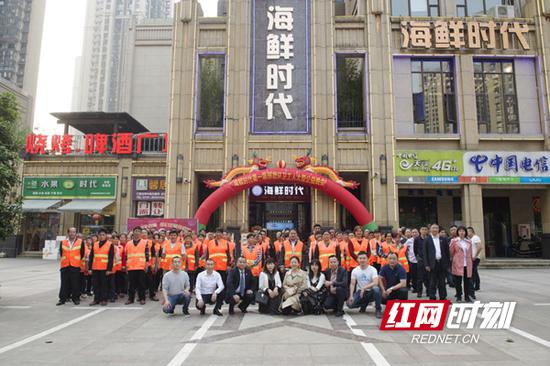 吃海鲜 喝红酒 唱卡拉OK 120名环卫工人的别样劳动节