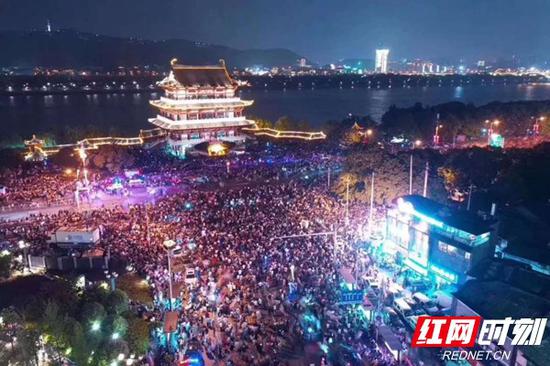 五一355万人游长沙 橘洲焰火大围山杜鹃“绽放”热情