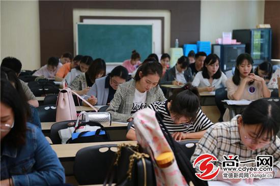 应聘老师现场备课。见习记者 邹璇 摄