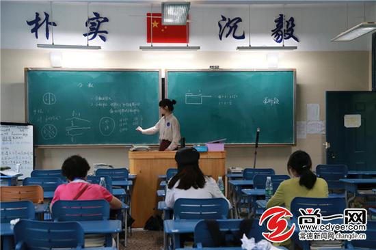 应聘老师正在试教。见习记者 邹璇 摄