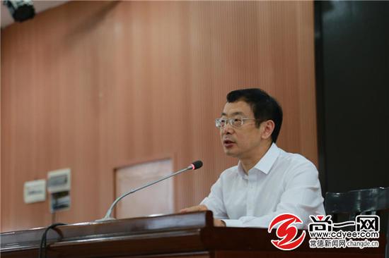 长郡中学副校长陈来满发言。见习记者 邹璇 摄