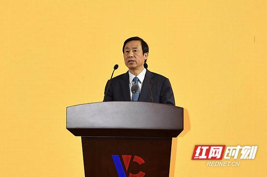  湖南省委副书记、省长许达哲表示，湖南将致力打造世界级产业集群，力争到2020年工程机械行业主营业务收入超过两千亿元人民币。