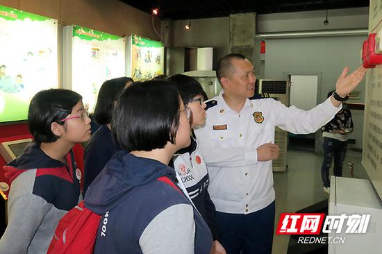 湖南消防救援总队防火监督部副部长谷小波结合自己几十年从事消防工作的经历,为同学们讲解常见的居民家庭火灾和校园火灾种类。