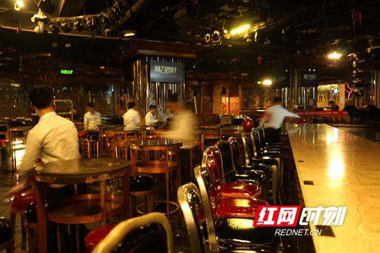魅力四射演艺吧在凌晨2点前开始进行清理工作