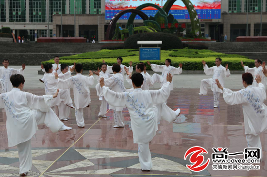 常德多名太极拳爱好者大展“武”艺