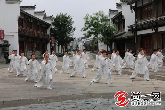 常德多名太极拳爱好者大展“武”艺