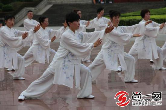 常德多名太极拳爱好者大展“武”艺