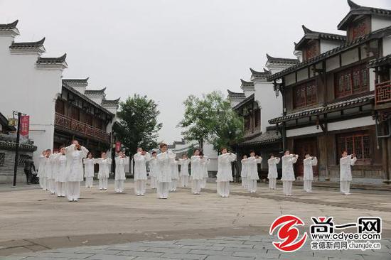 常德多名太极拳爱好者大展“武”艺