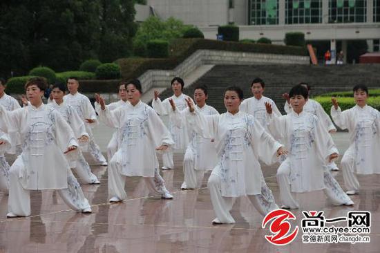 常德多名太极拳爱好者大展“武”艺