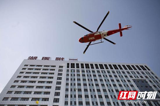 急救飞机抵达湖南医药学院第一附属医院。