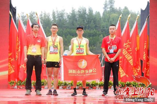 ▲段炼（左二）获得超级经典跑（17公里）男子组亚军