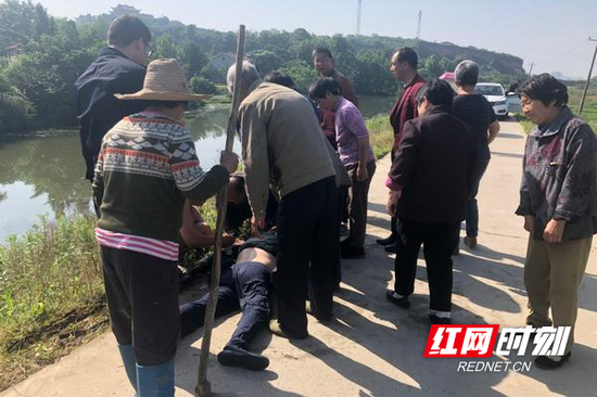 砸开车窗 割断安全带 常德4名村民下水勇救司机