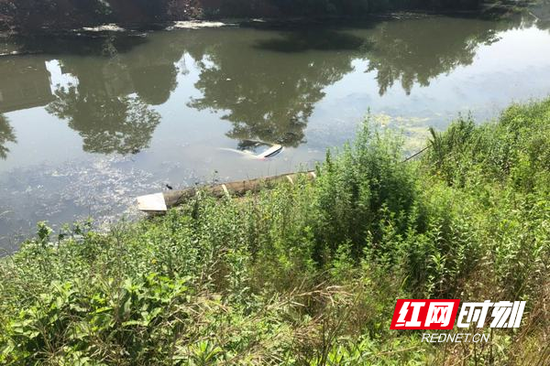 砸开车窗 割断安全带 常德4名村民下水勇救司机