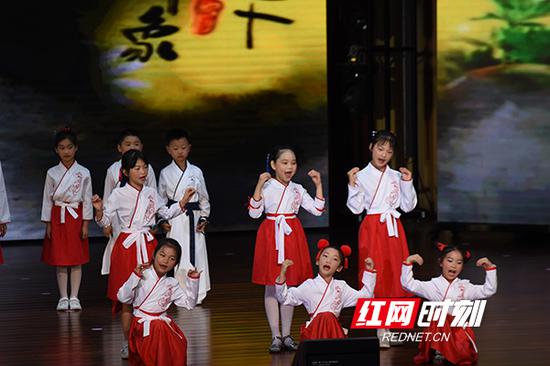 启动仪式上,孩子们朗诵了《端午情思》。