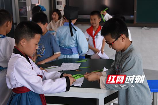 学生们在体验斗草习俗。