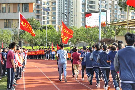 2800 余名师生独特方式迎高考 长沙这所学校火了！