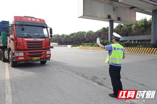 岳阳市交警支队岳阳楼大队对过路车辆进行检查。