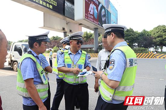 民警对违法车辆驾驶员进行处罚。