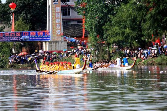 邵东县魏家桥镇龙舟赛吸引万余民众观看