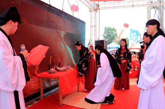 邵东县魏家桥镇龙舟赛吸引万余民众观看