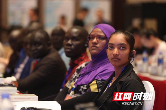 非洲国家参会代表正在认真听取主讲嘉宾的演讲。