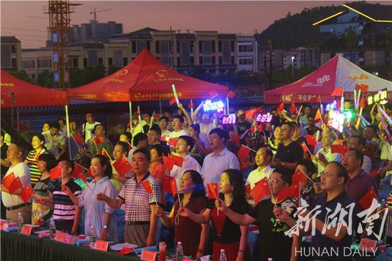 图为全场合唱《我和我的祖国》。