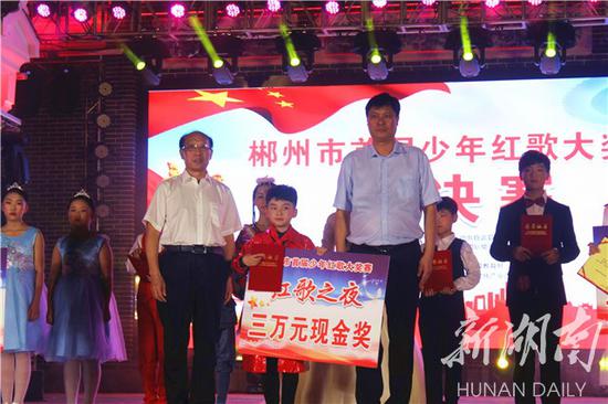 图为金奖颁奖现场。