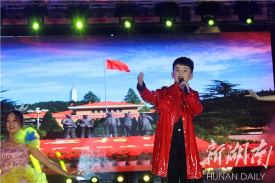 图为“00”后唱红歌。