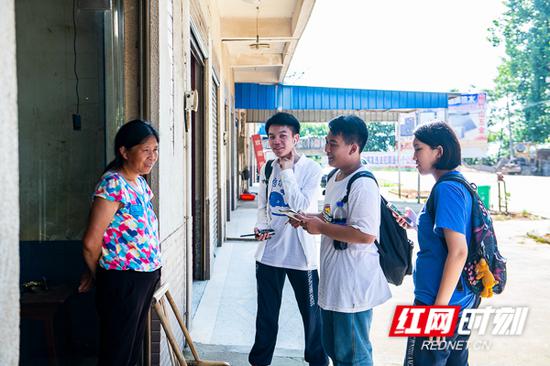 孩子们对当地村民进行走访调查。