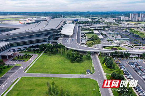 湖南机场运输生产保持良好增长势头,2019年上半年共完成旅客吞吐量1611.8万人次。
