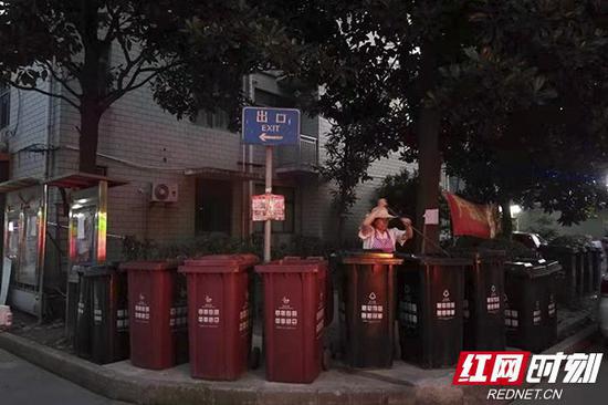 上海某小区内，工作人员指导居民进行垃圾分类。（上海市民徐女士拍摄）