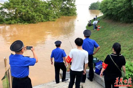 昨夜今晨 他们通宵值守江堤一线只为保卫家园