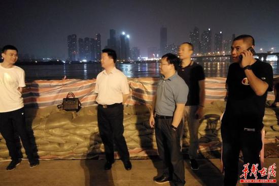 昨夜今晨 他们通宵值守江堤一线只为保卫家园