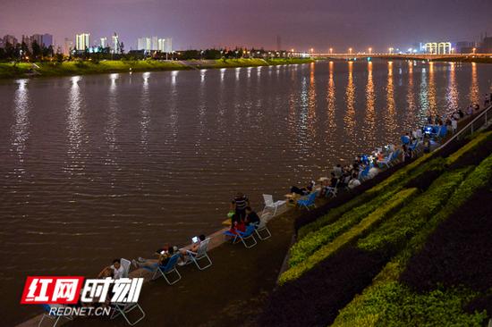 浏阳河边步道，许多市民在此消暑纳凉。