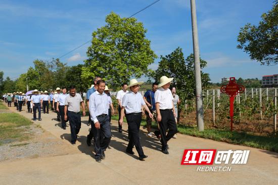  与会人员实地参观了祁阳县美丽乡村、厕所革