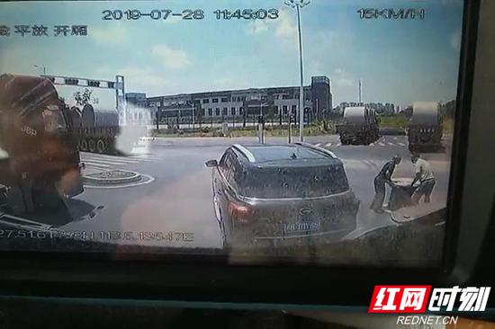 监控摄像拍下两名男子将遗失货物放置挂车上后驶离。