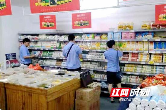 图为该局执法人员在某超市检查食品。