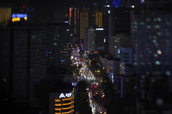 夜色中的长沙市蔡锷路。