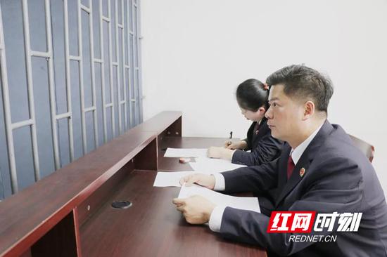  永兴县人民检察院党组书记、检察长李福江（右一）正在办案。