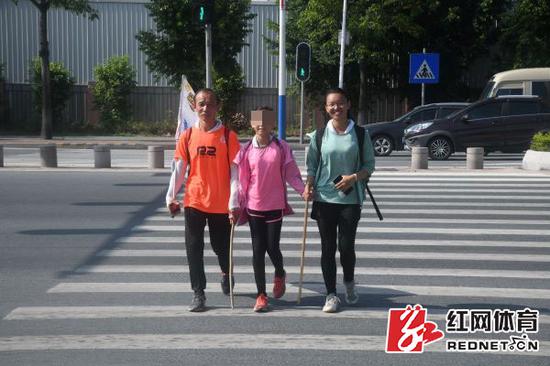 26天1300公里117万步 湖南父女徒步抵汕头大学报到