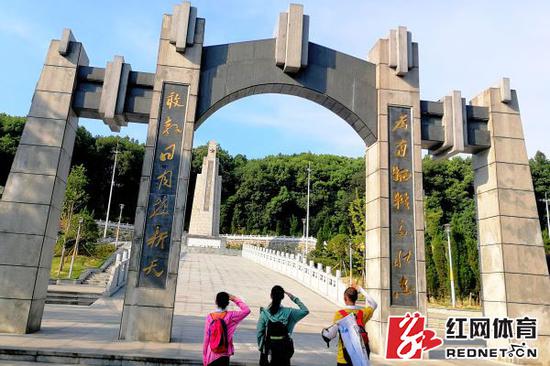 26天1300公里117万步 湖南父女徒步抵汕头大学报到