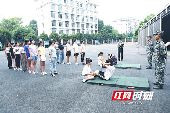 2019年度衡阳市女兵征集面试在衡阳警备区营区内拉开帷幕。
