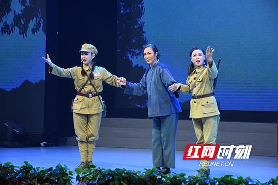 祁东县新创的祁剧小戏《一箩稻谷》谱写了一曲军爱民、民拥军的赞歌。
