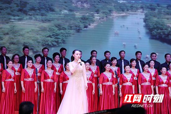 8月27日晚,2019年“庆祝新中国成立70周年”系列活动——“欢乐潇湘·幸福衡阳”珠晖区群众文艺汇演举行。罗盟/摄