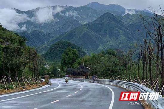 新修的洞仰公路。