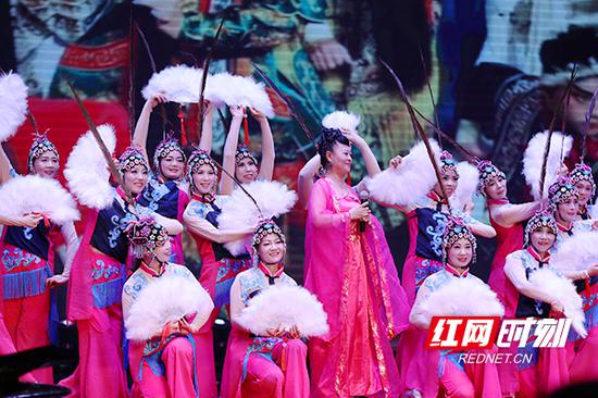　酃湖乡带来的中国戏曲元素舞蹈《梨园春秋》。罗盟/摄