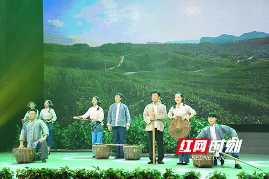 南岳区新创的微型歌剧《挑担茶叶上北京》温情感人。